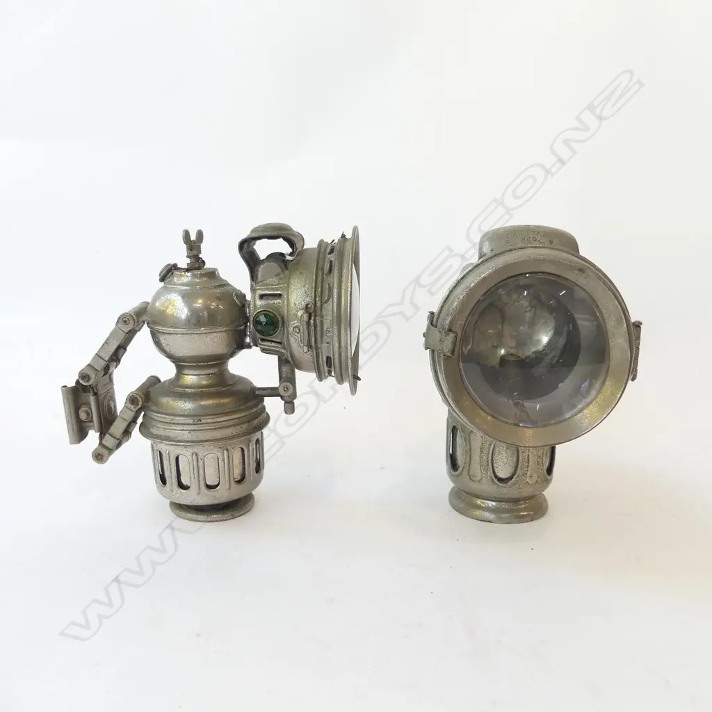 TWO ANTIQUE CARBIDE BICYCLE LAMPS – ‘RIEMANNS PHAENOMEN’ AND ‘POWELL & HANMER CHIEFTAIN’  BIRMINGHAM, GREEN & RED GLASS  Image 1++