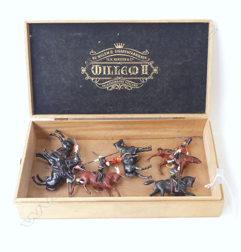 6 ENGLISH  HAND PAINTED LEAD CALVARY SOLDIERS, H.80mm, IN CIGAR BOX Image 1++