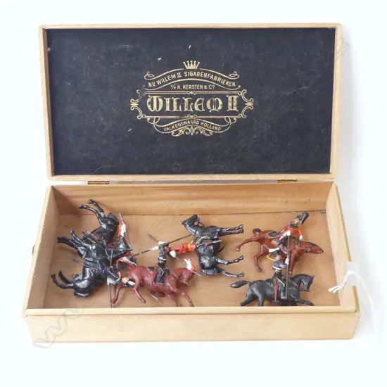 6 ENGLISH  HAND PAINTED LEAD CALVARY SOLDIERS, H.80mm, IN CIGAR BOX