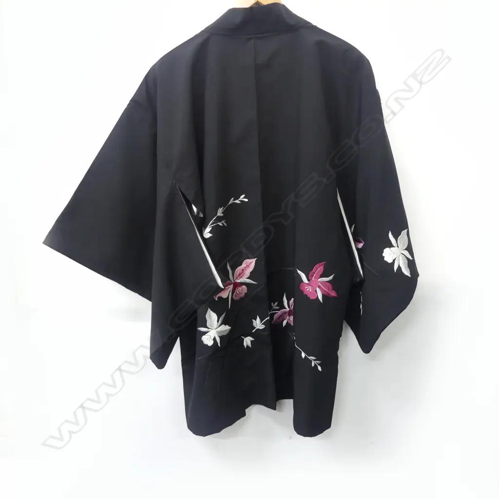 JAPANESE DECORATED SILK JACKET M SIZE Image 1++