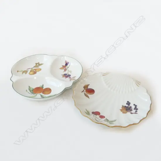 TWO ROYAL WORCESTER EVESHAM SERVING DISHES, L.240MM L.225MM