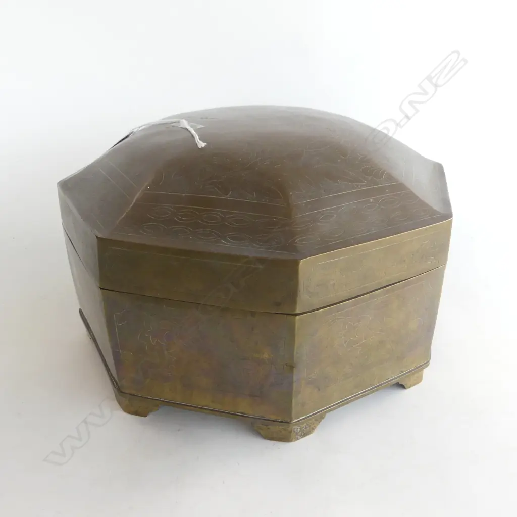 ANTIQUE CHINESE ENGRAVED BRASS LIDDED octagonal BOX. Dia.300mm Image 1++