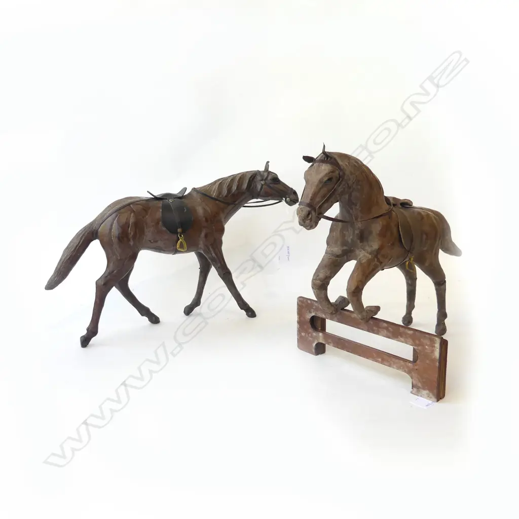 2 LEATHER ARTS AND CRAFTS JUMPING HORSES H 275 MM Image 1++