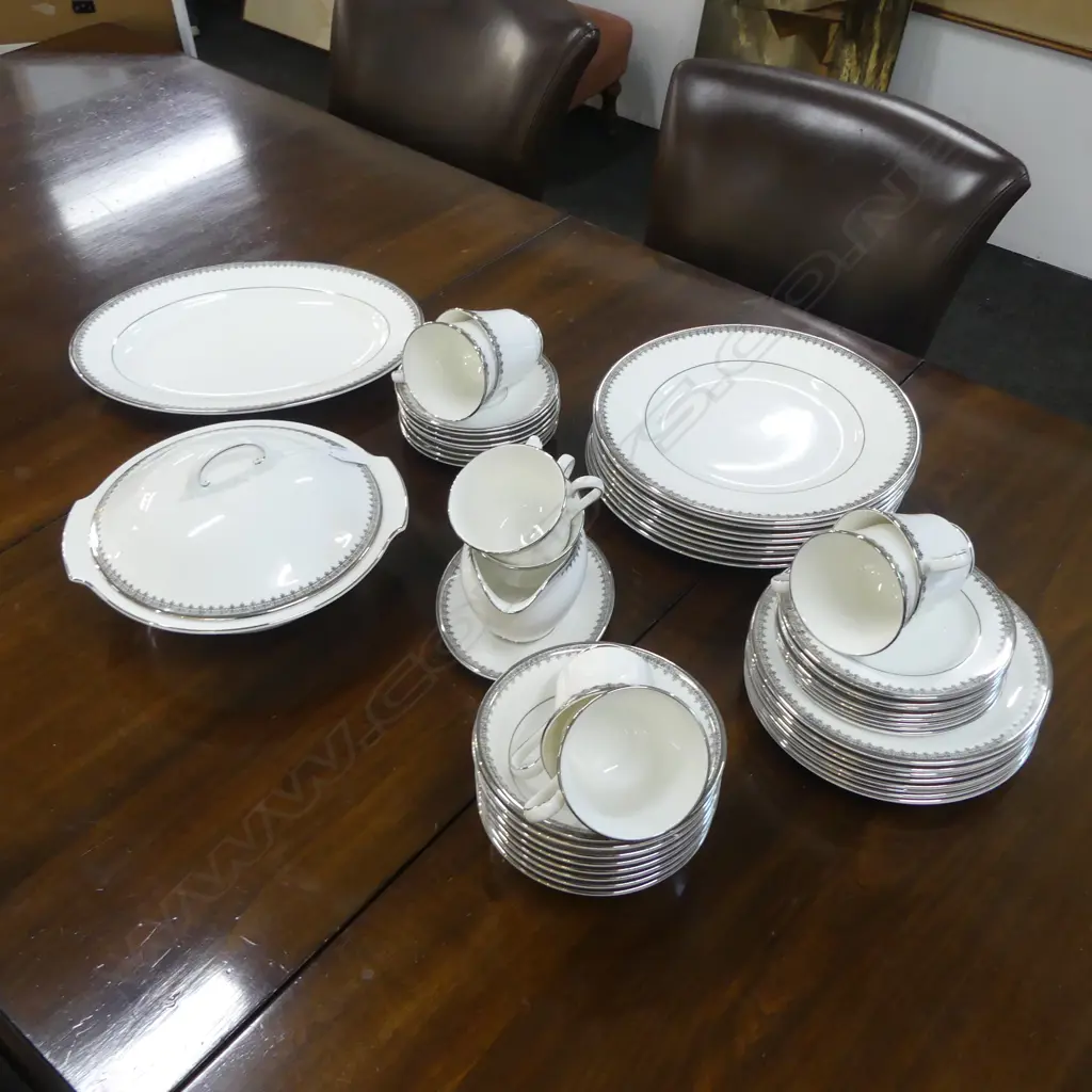 ROYAL GRAFTON 8 PLACE 'SWAN LAKE' DINNER SERVICE Image 1++