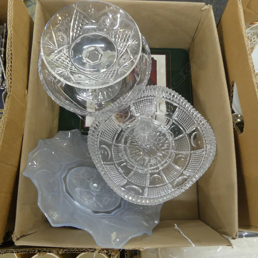 6 PLACEMATS, CRYSTAL PEDESTAL BOWL & BON BON DISH & 2 GLASS DISHES Image 1++