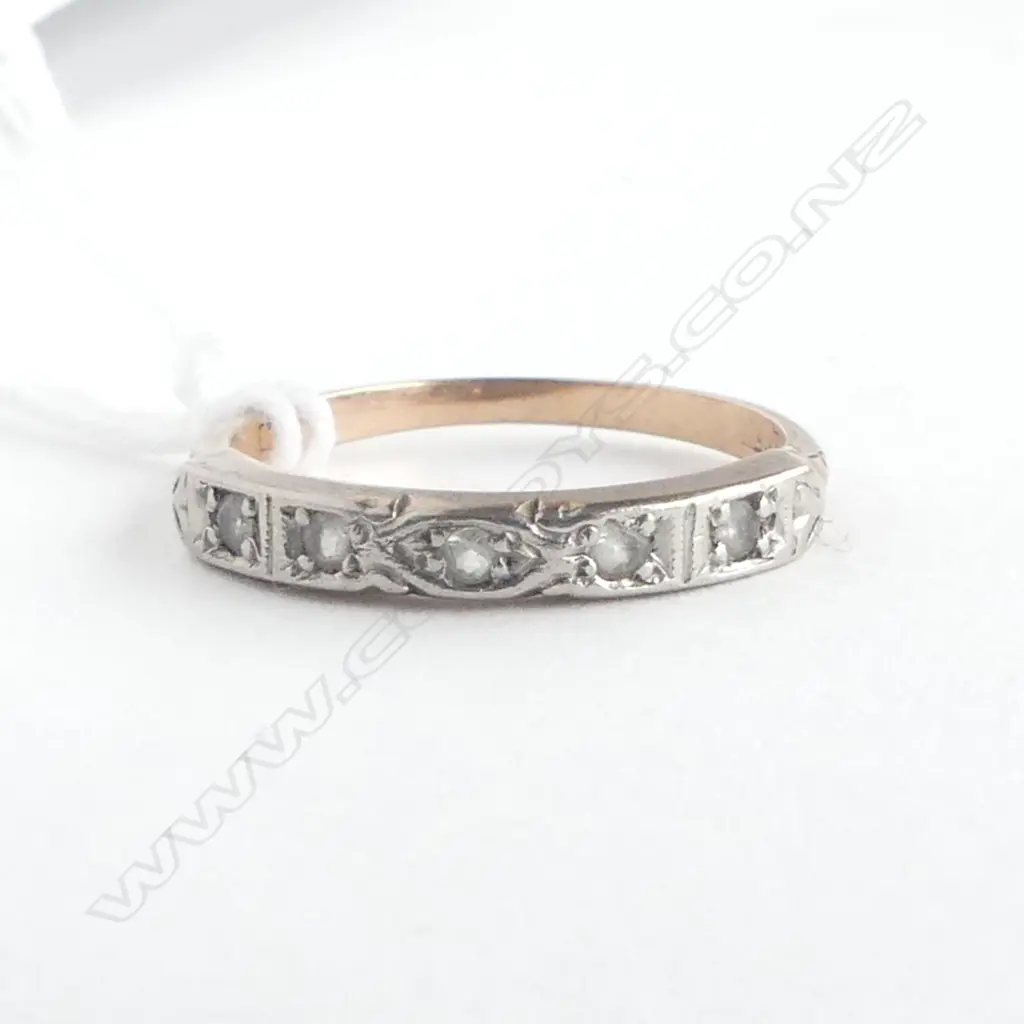 VINTAGE 9ct GOLD & 5 SMALL WHITE STONES BAND RING  SIZE N 1.87gms Image 1++