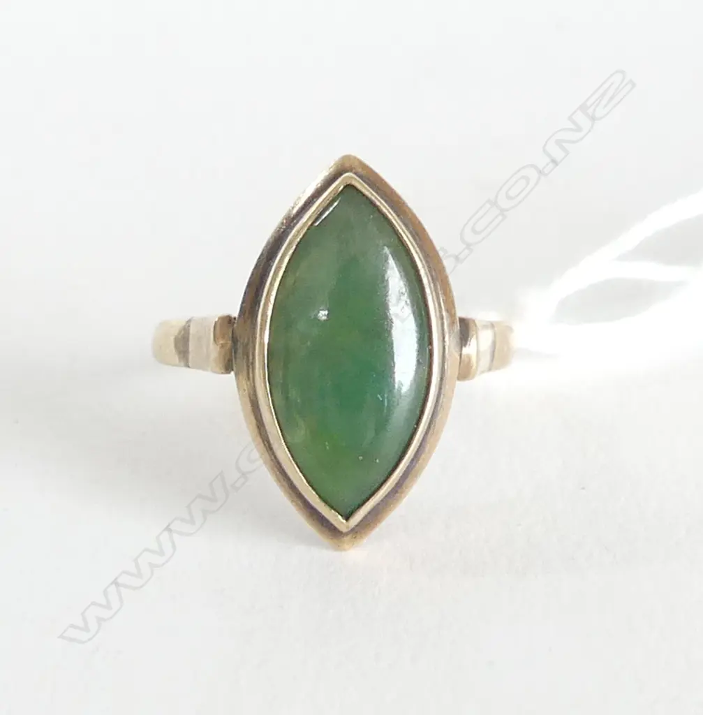 9ct JADE RING 3.7gms  SIZE M Image 1++