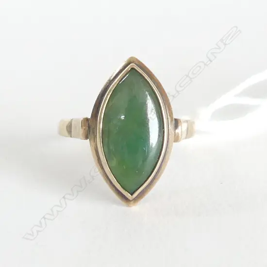9ct JADE RING 3.7gms  SIZE M