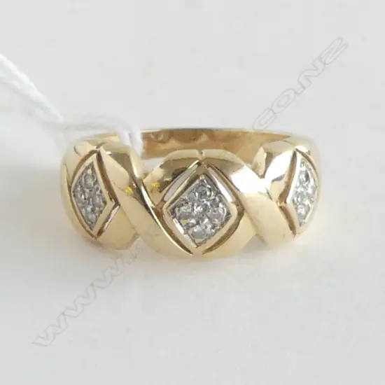 14ct YELLOW GOLD & MULTI DIAMOND RING 4.3gms the diamonds set in 3 diamond panels SIZE O