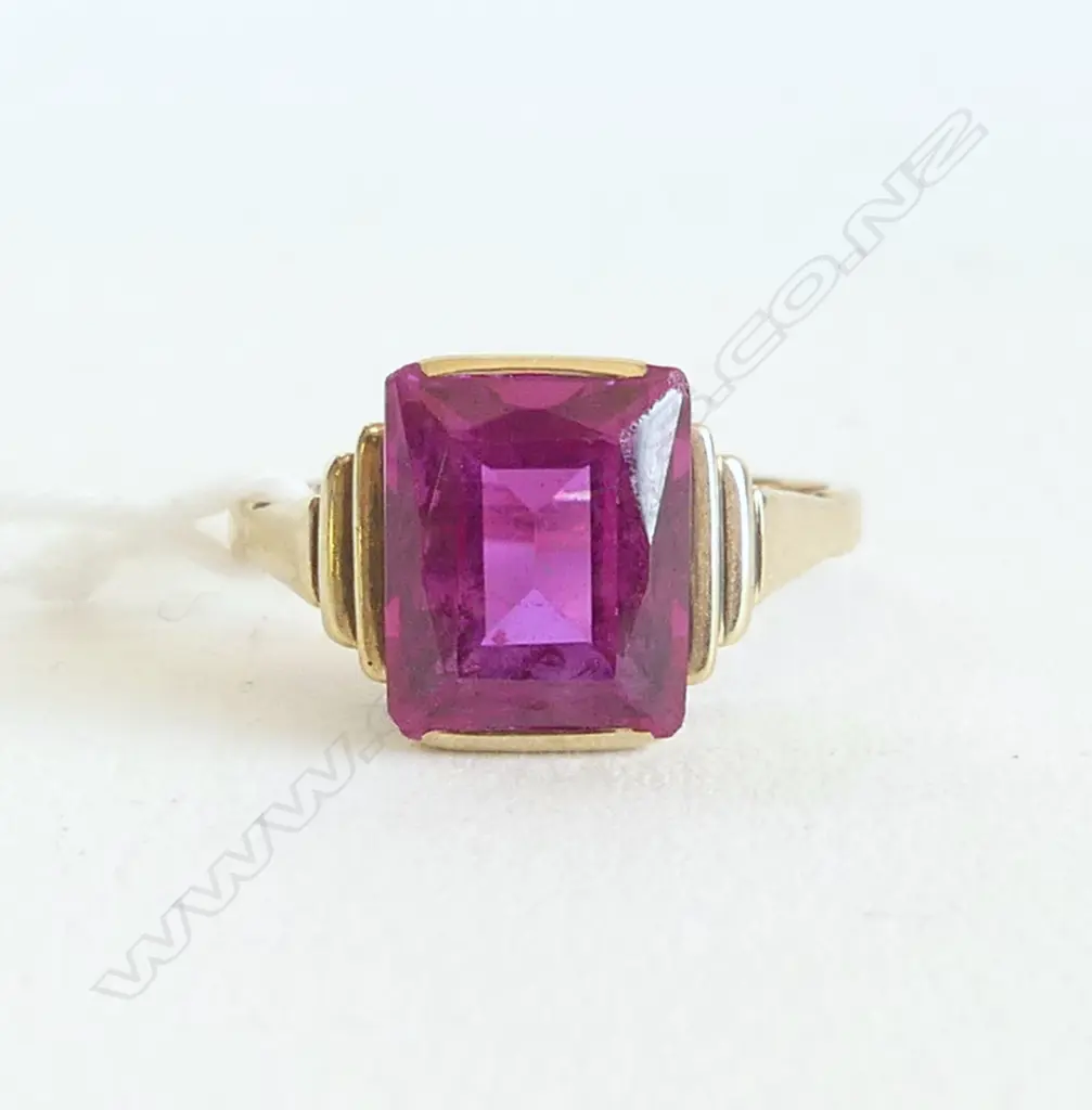9ct GOLD & SYN PINK STONE RING  SIZE M 1/2 3gms Image 1++