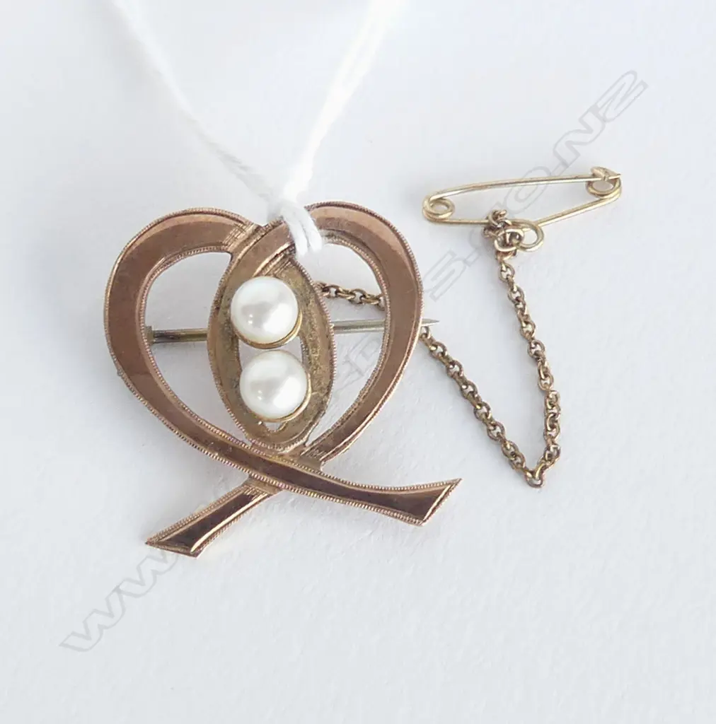EDWARDIAN 9CT SCROLL & 2 PEARL BROOCH 4.44gms  Image 1++