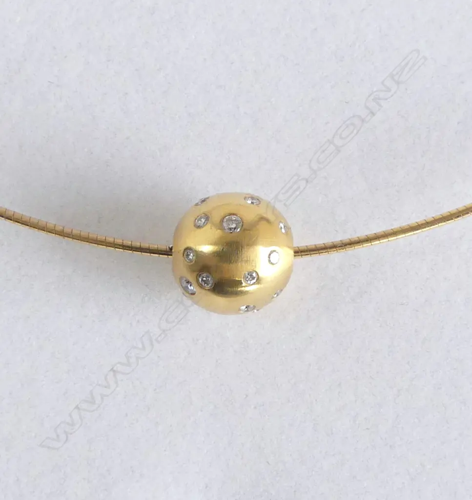 CONTEMPORARY 9ct GOLD & DIAMOND NECKLET the wire w moveable diamond set sphere 10.6gms. Boxed Image 1++