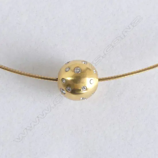 CONTEMPORARY 9ct GOLD & DIAMOND NECKLET the wire w moveable diamond set sphere 10.6gms. Boxed