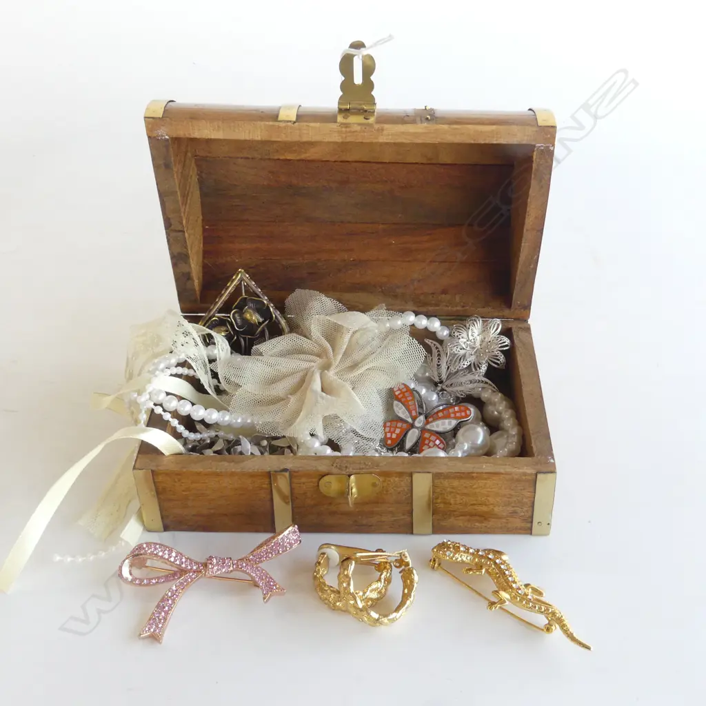 WOODEN JEWELLERY BOX W.155mm w. ASST. COSTUME + 925 SILVER BRACELET 39gms Image 1++