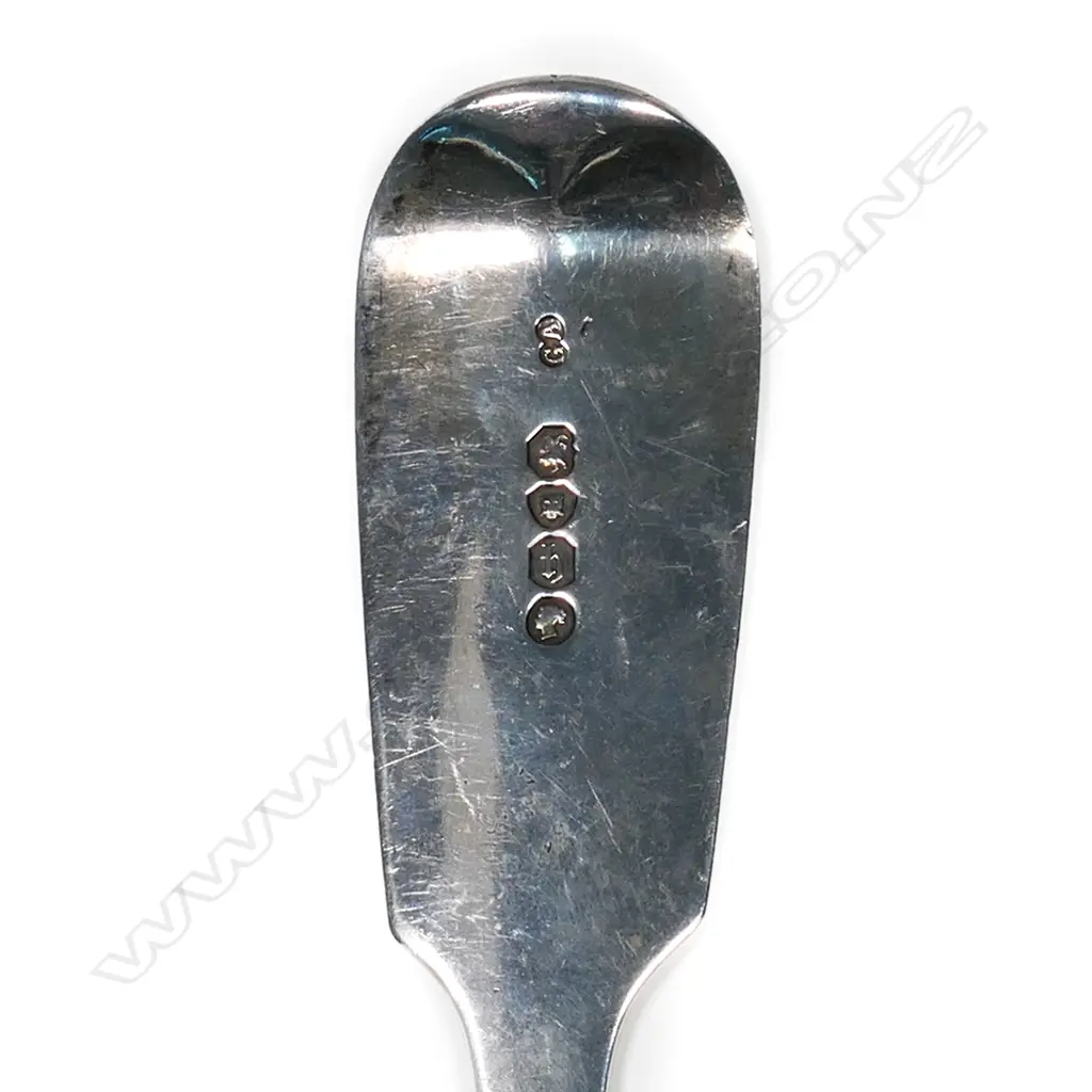 A Victorian silver serving spoon, Image 1++