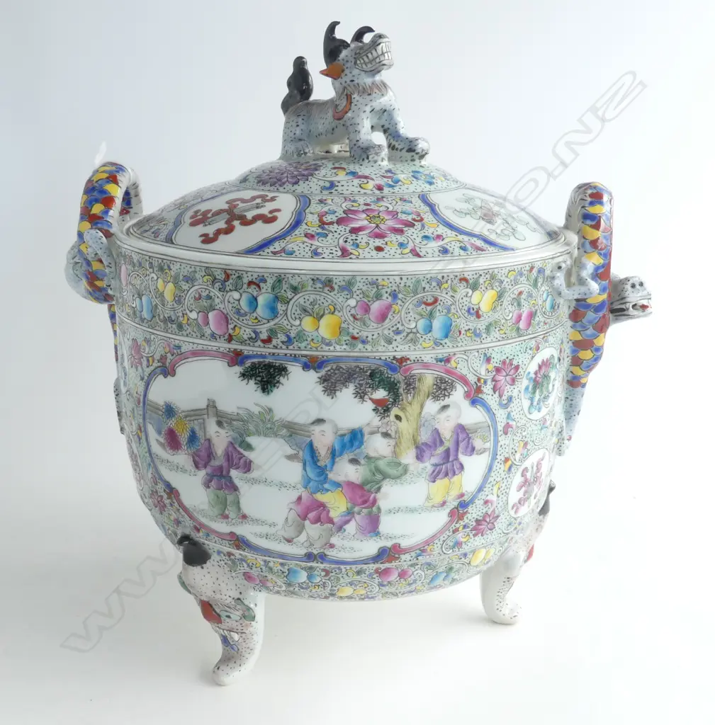 CHINESE FAMILLE ROSE LIDDED POT 250 x 300mm Image 1++