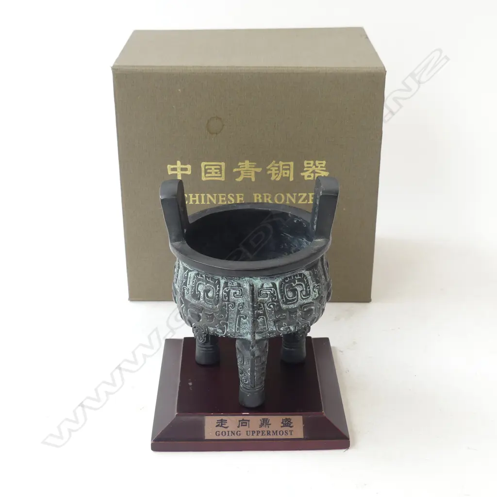 BOXED CHINESE MUSEUM COPY 'CULTURAL RELIC' BRONZE TRIPOD POT  Image 1++