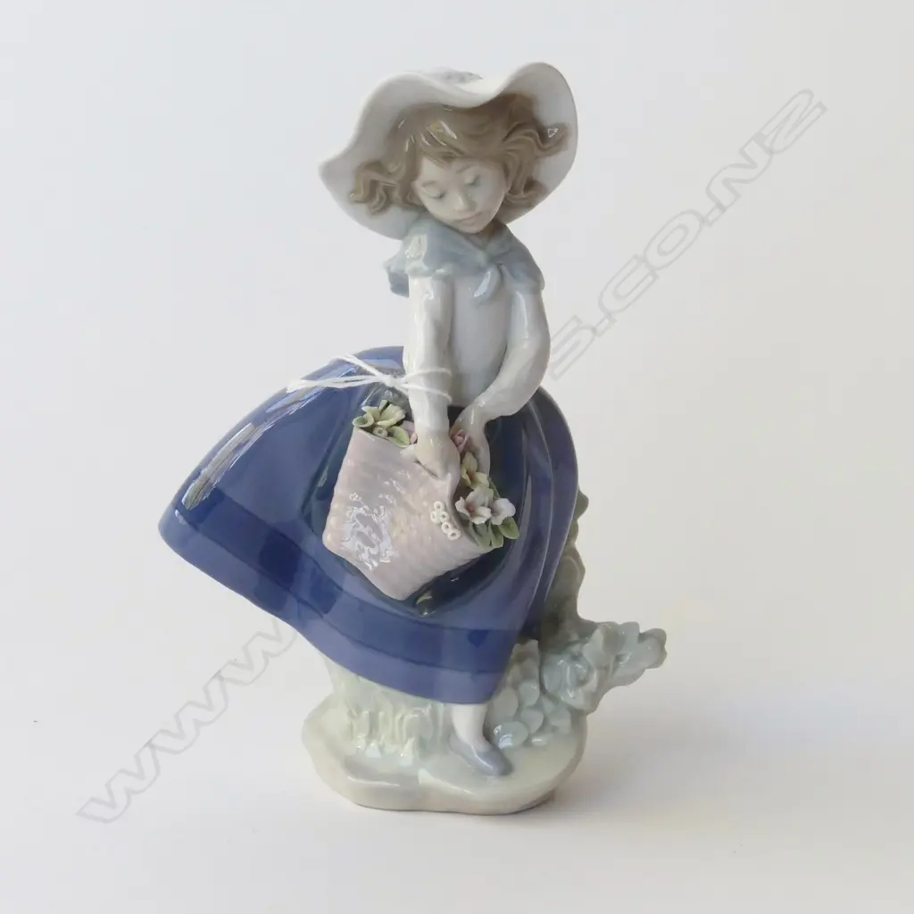 LLADRO #5222 'PRETTY PICKINGS' H.175mm Image 1++