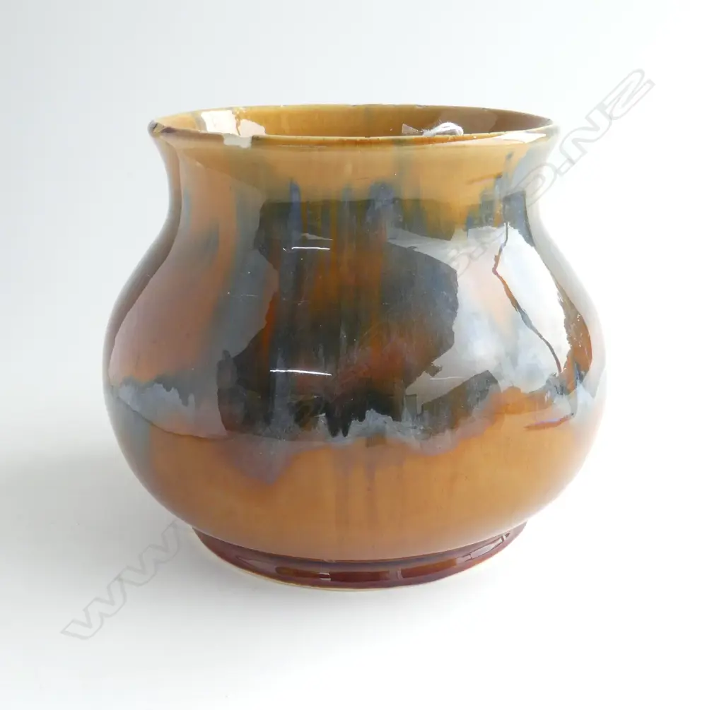 EARLY AMBRICO CROWN LYNN VASE, BISCUIT COLOURED GLAZE, H.150mm (chips to rim)  Image 1++