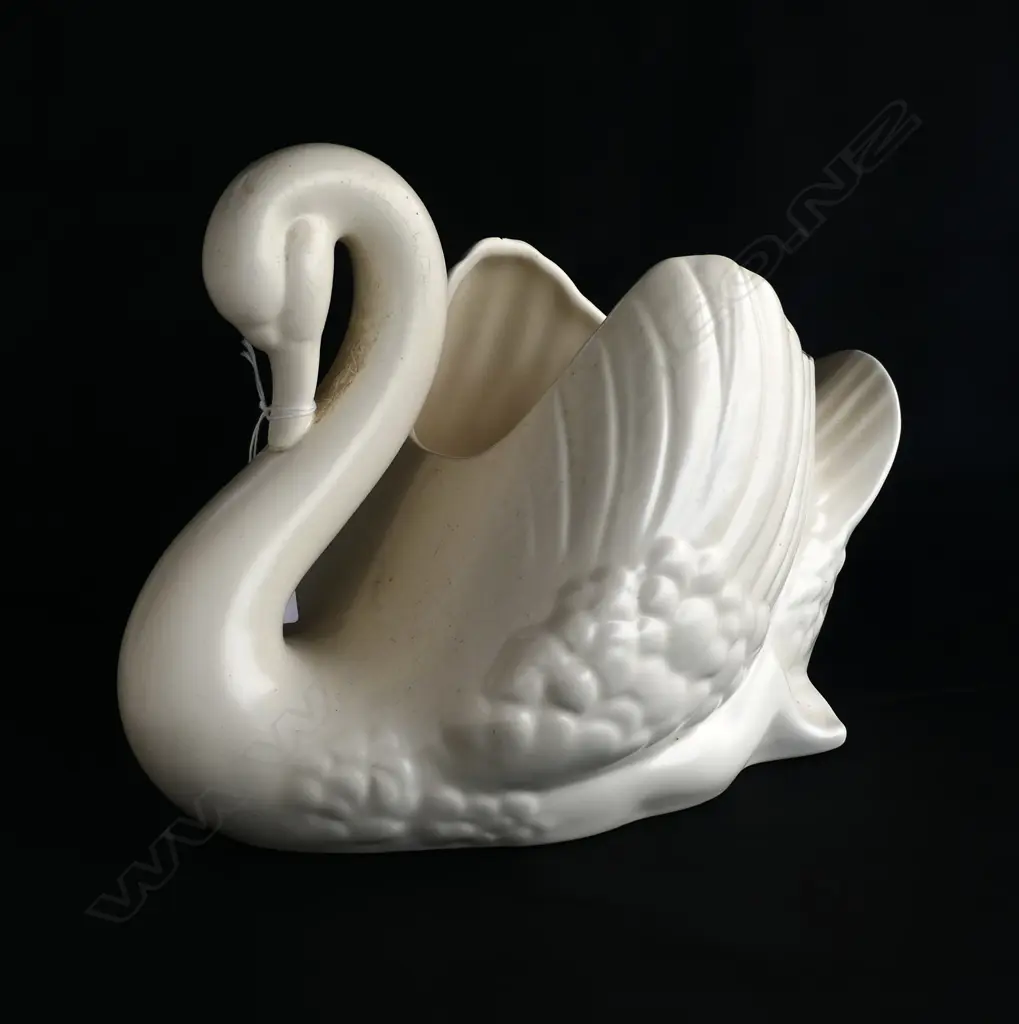 CROWN LYNN LG WHITE SWAN, STAMPED TO BASE, #170, L.300mm (sml faults) Image 1++