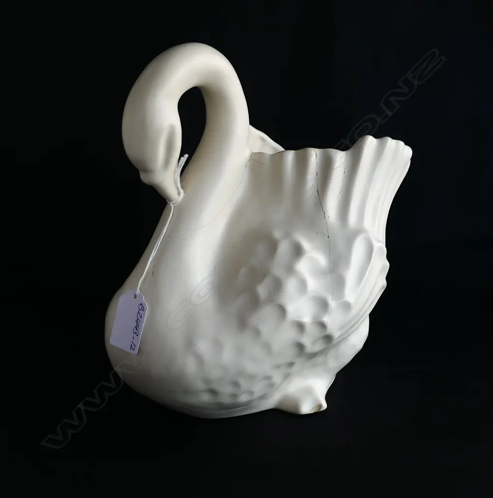 CROWN LYNN LG WHITE SWAN, STAMPED TO BASE, L.250mm (cracked) Image 1++