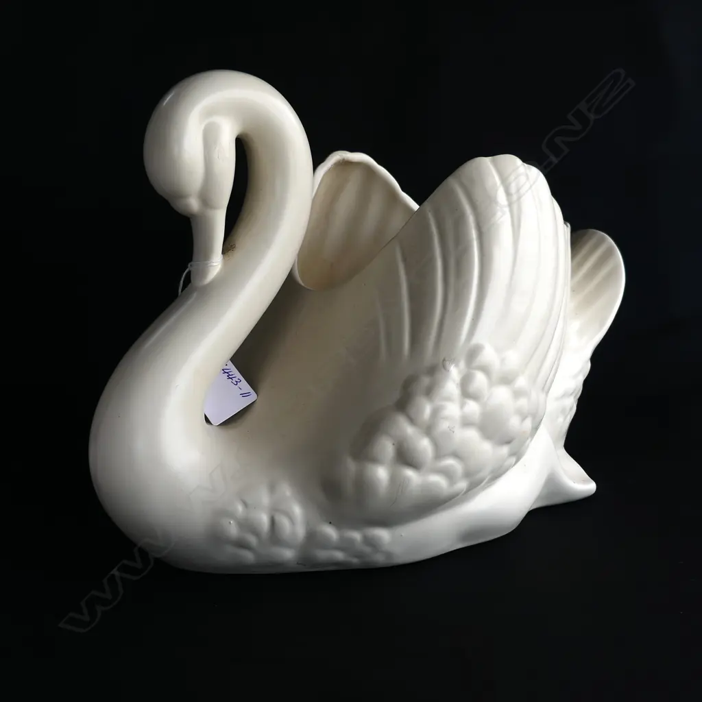 CROWN LYNN LG WHITE SWAN, STAMPED TO BASE, #170, L.300mm ( repaired) Image 1++