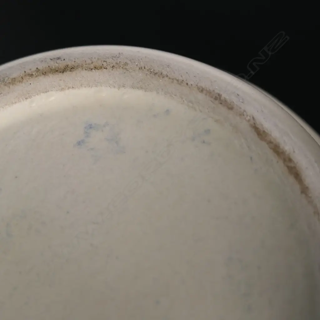 CROWN LYNN RIBBED VASE (H.200mm) & WEDGWOOD TWO-HANDLED MANTEL VASE (L.320mm). Some faults Image 1++