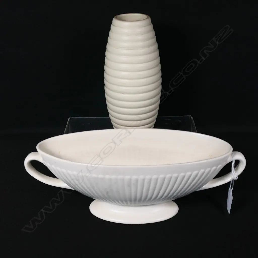 CROWN LYNN RIBBED VASE (H.200mm) & WEDGWOOD TWO-HANDLED MANTEL VASE (L.320mm). Some faults Image 1++