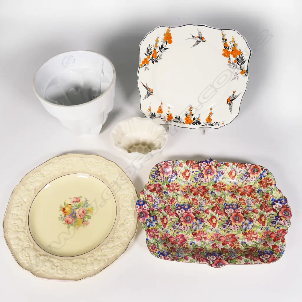 5 VINTAGE CHINA PIECES; 2 CERAMIC MOULDS & 3 PLATES Image 1++