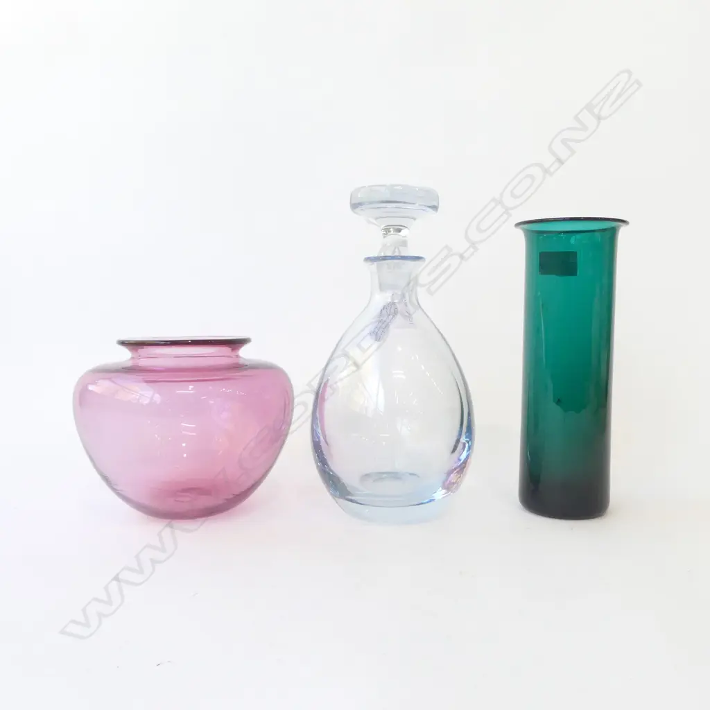 3 ART GLASS PCES; SIGNED DECANTER H.230mm, GREEN HOLMEGAARD VASE, PINK HOGLUND? VASE Image 1++