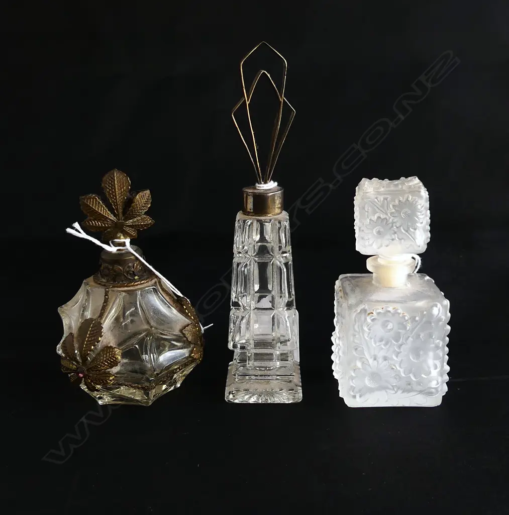 THREE VINTAGE GLASSES SCENT BOTTLES, TALLEST H.160mm Image 1++