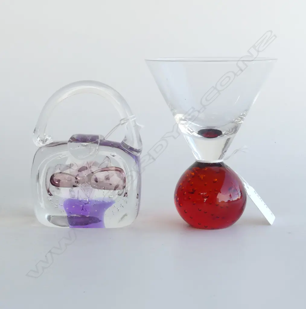 TWO ART GLASS PC, BOXED HANDBAG (H.110mm) & RED BULB BOTTOMED COCKTAIL GLASS (H.120mm) Image 1++