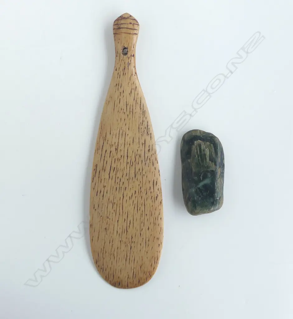SMALL RESIN PATU PARAOA L.195mm + POUNAMU PEBBLE L.60mm Image 1++