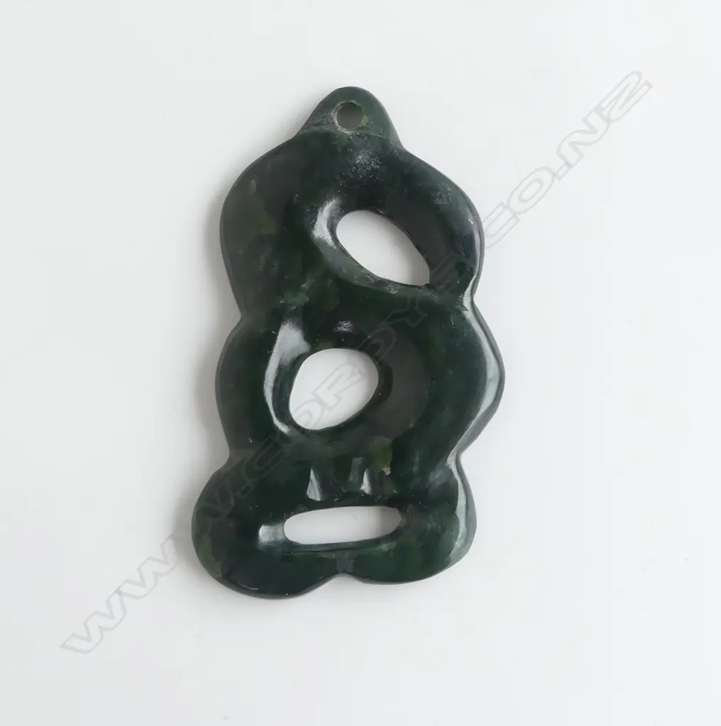 CONTEMPORARY POUNAMU MAORI MANAIA PENDANT plain restrained form L.80mm Image 1++