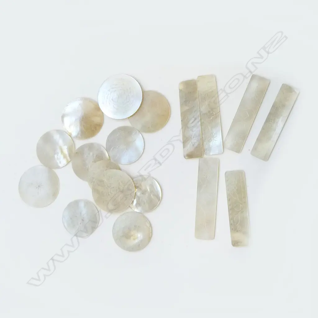 18 VICTORIAN MOTHER OF PEARL ENGRAVED GAMING TOKENS, L.57MM (RECTANGULAR) Image 1++