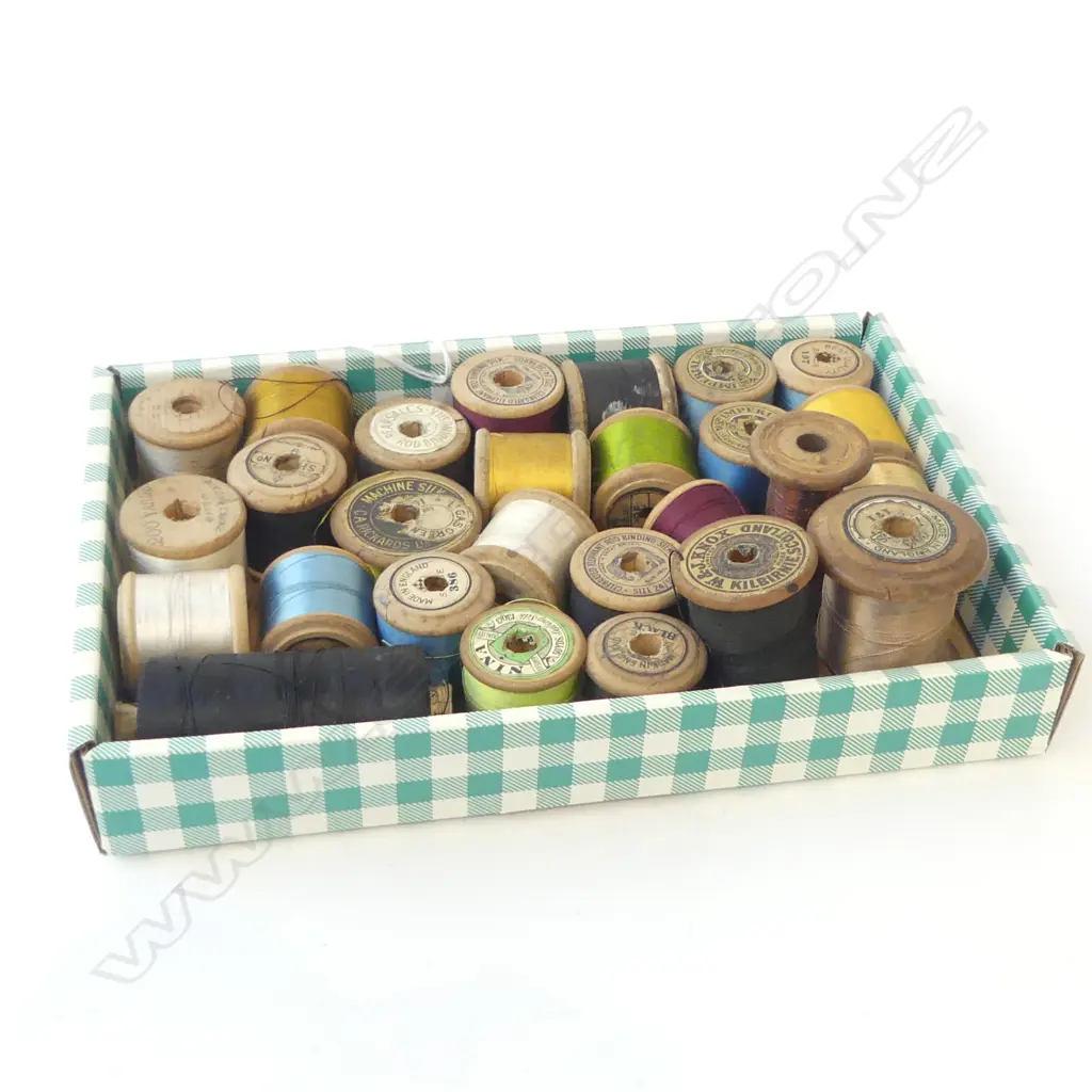 27 VINTAGE SILK THREAD REELS ASST. COLOURS ‘ELEPHANT’ ETC ENGLAND & SCOTLAND   Image 1++