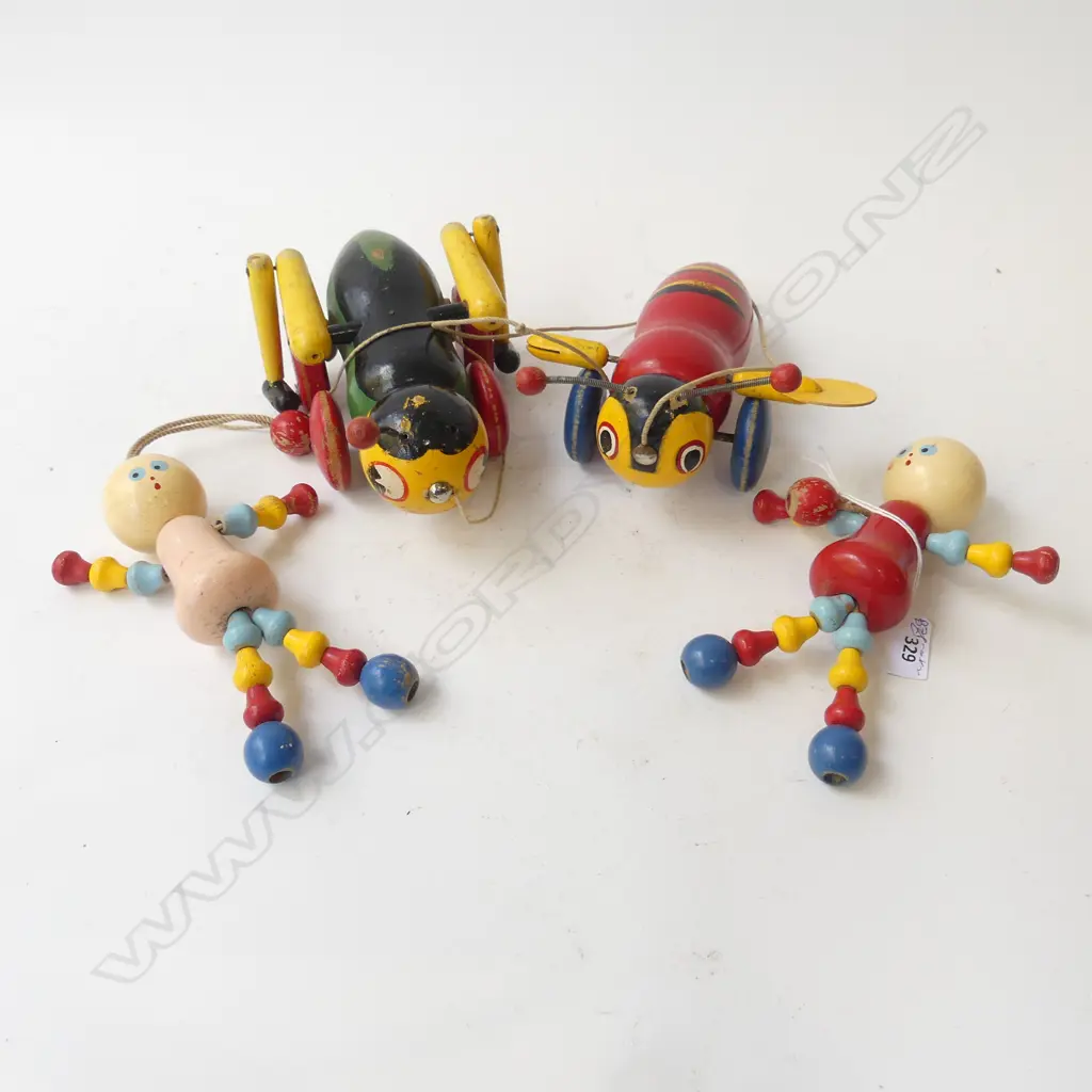 4 VINTAGE PAINTED WOODEN TOYS; 2 MARY LOU DOLLS, PULL ALONG BUZZY BEE & CRICKET L.180mm Image 1++