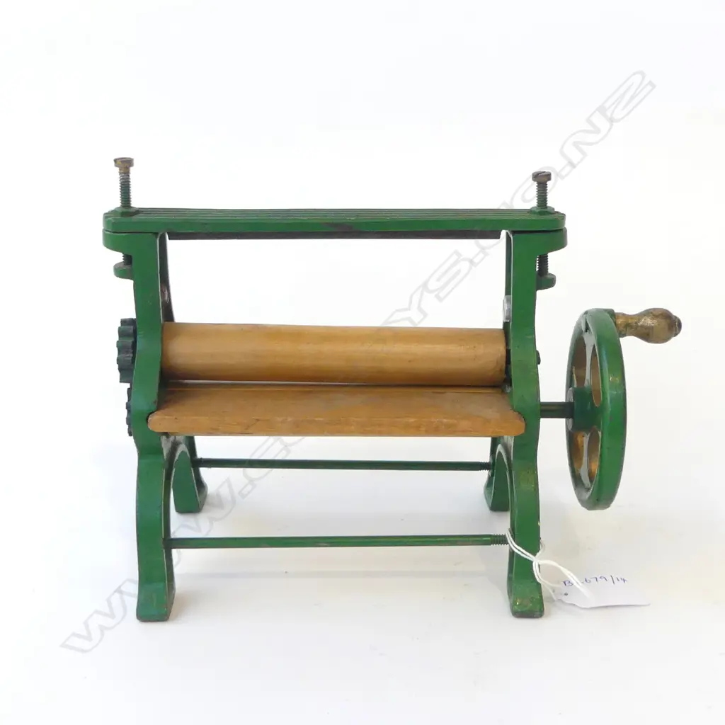 SMALL CAST IRON MANGLE WRINGER, L.230MM Image 1++