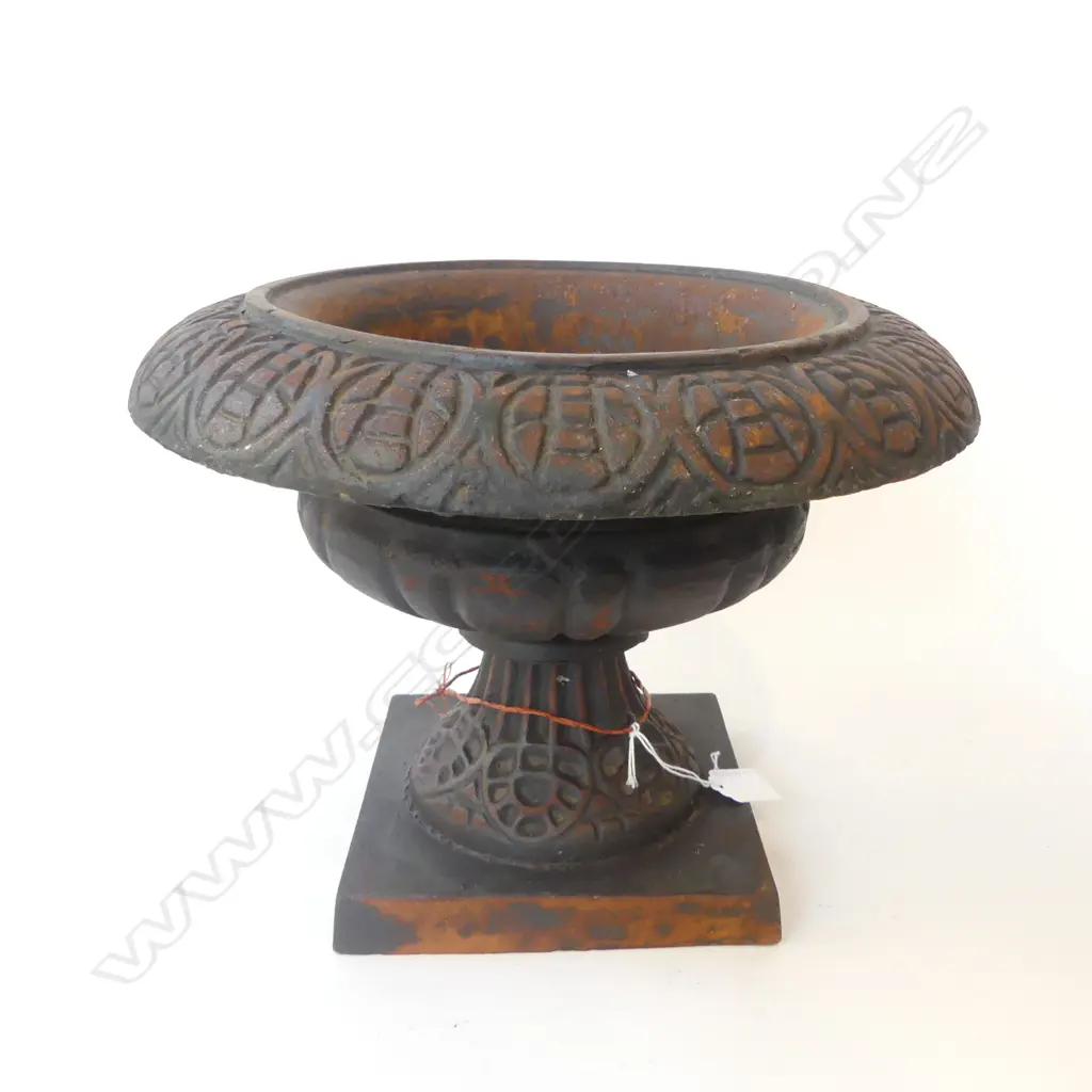 CAST IRON URN H.230mm, 340mm dia Image 1++