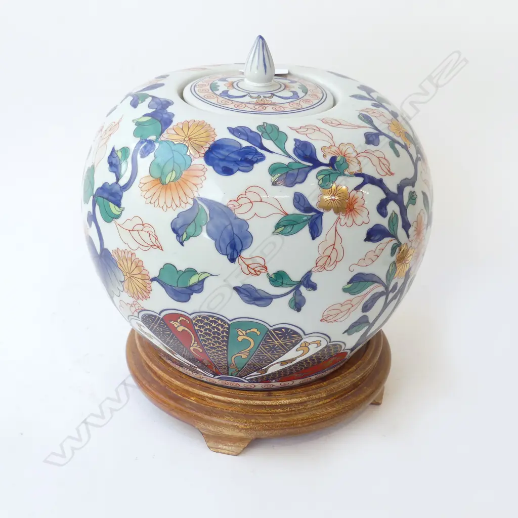 LG ORIENTAL LIDDED VASE ON STAND H.280mm Image 1++
