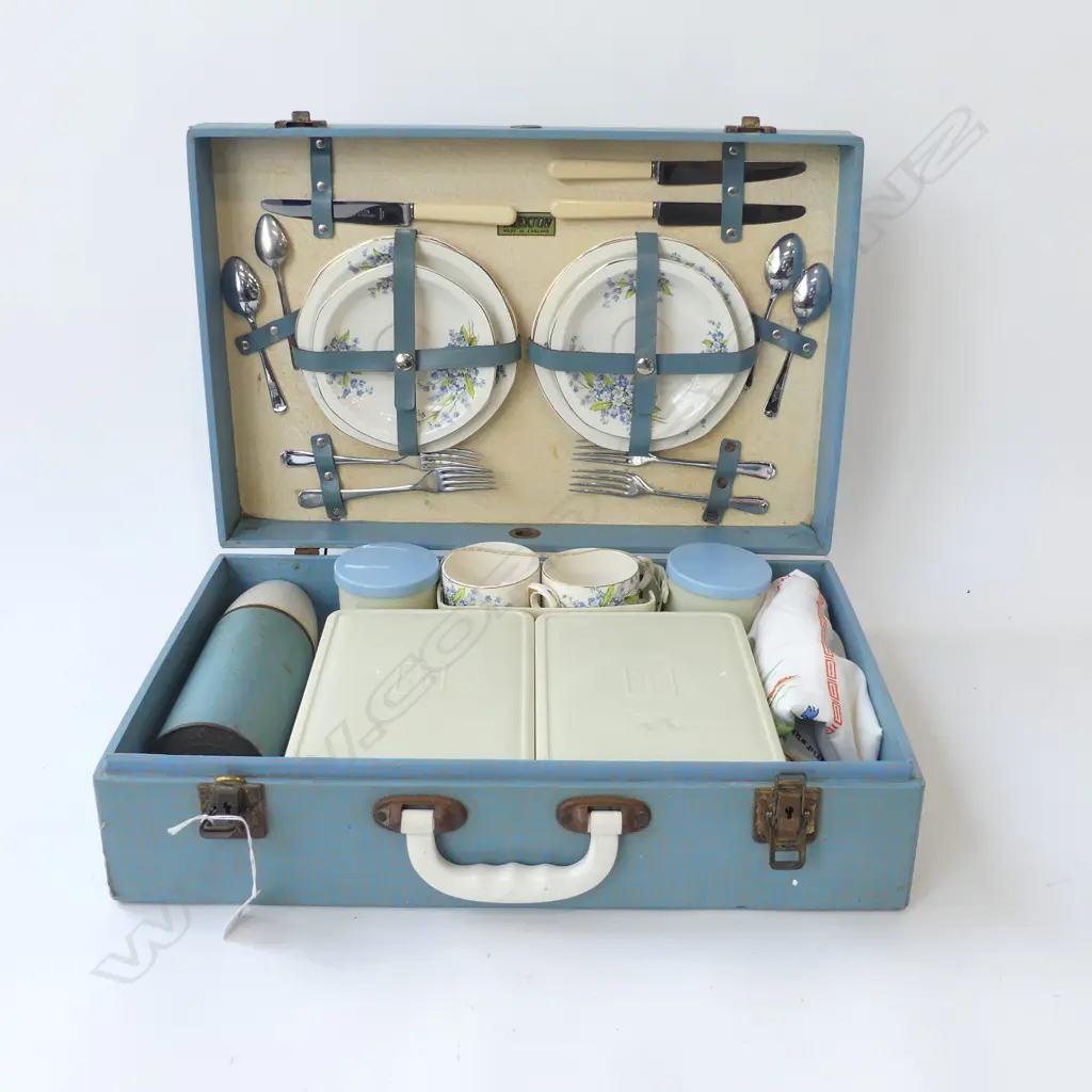 VINTAGE ‘BREXTON’ PICNIC SET IN BLUE, L.490MM W.330MM Image 1++
