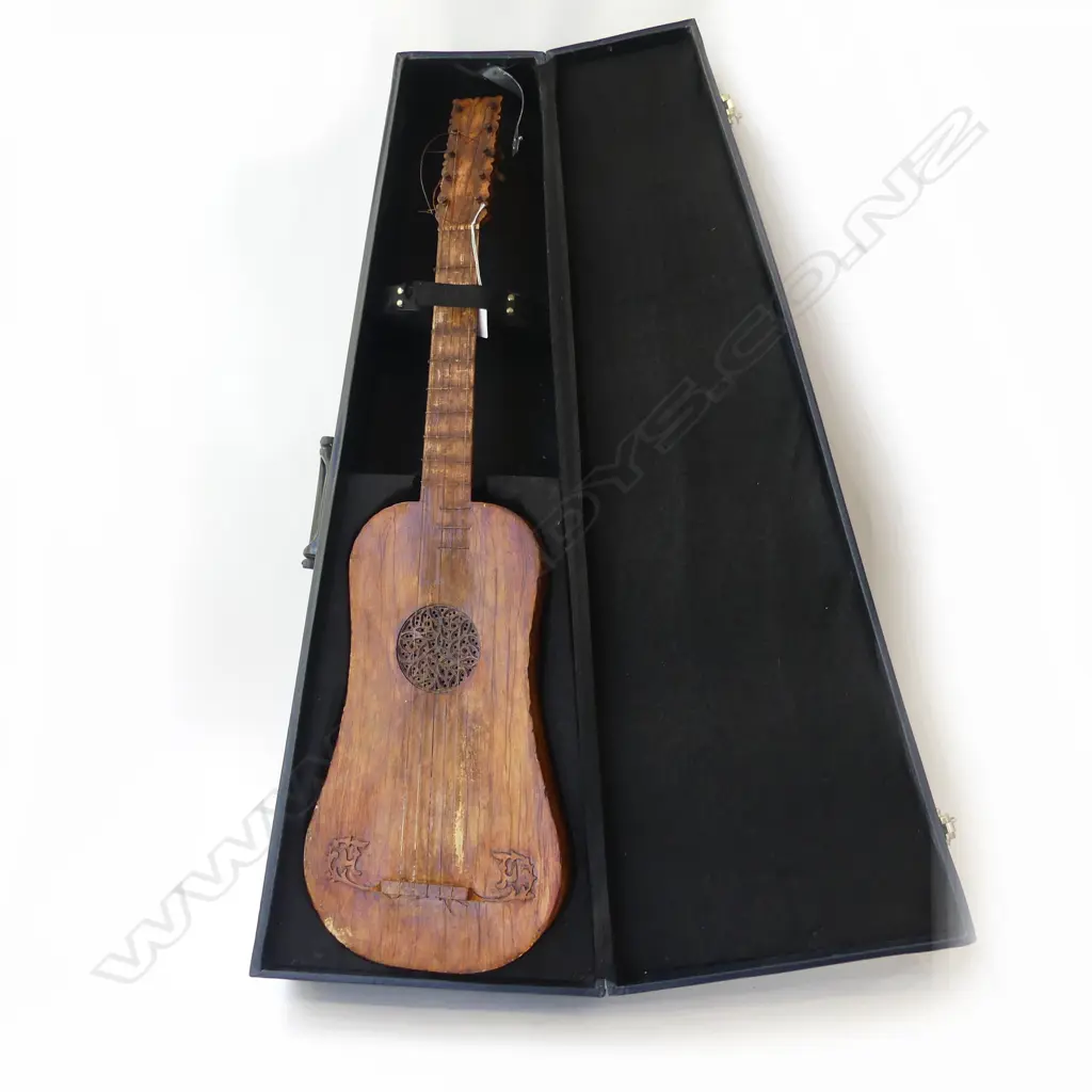 VINTAGE STRINGED INSTRUMENT IN CASE L900MM Image 1++