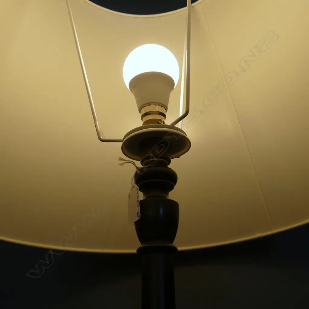 QUEEN ANNE STYLE STANDARD LAMP AND WINE TABLE Image 1++