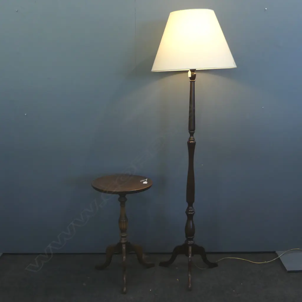 QUEEN ANNE STYLE STANDARD LAMP AND WINE TABLE Image 1++