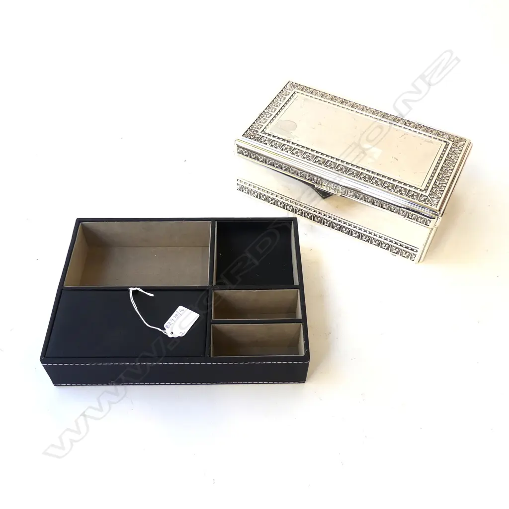 2 JEWELLERY BOXES, SILVER METAL W.265mm, TRAY Image 1++