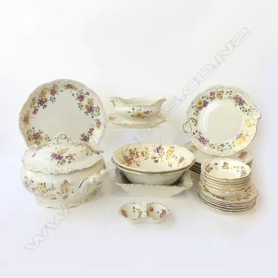 ZSOLNAY HUNGARY HAND PAINTED PART DINNER SERVICE INCL. 6 DINNER PLATES 240mm dia