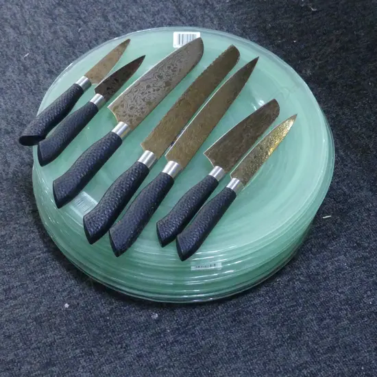 7 KITCHEN KNIVES L.325mm + 10 LG GLASS PLATES 330mm dia