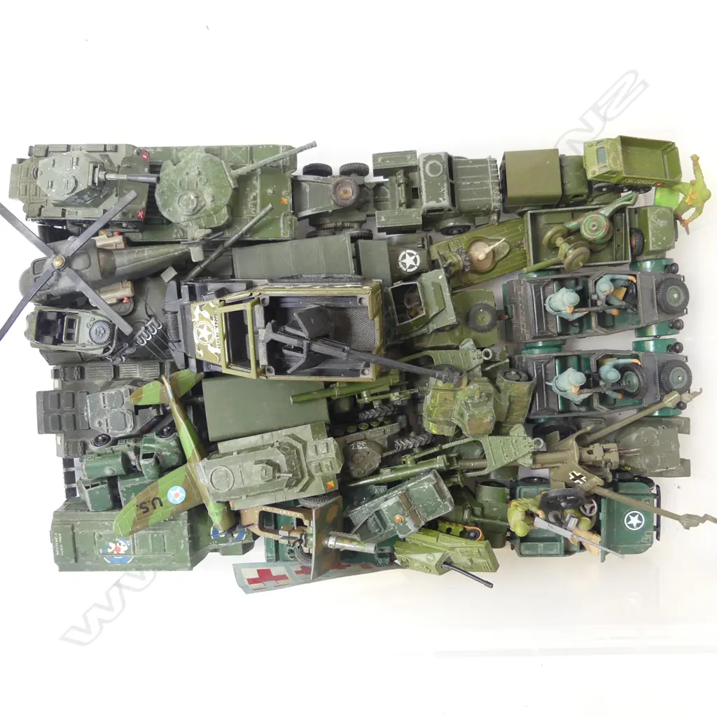 MILITARY TOYS INCL. DINKY, BRITAINS, CORGI, MATCHBOX ETC Image 1++