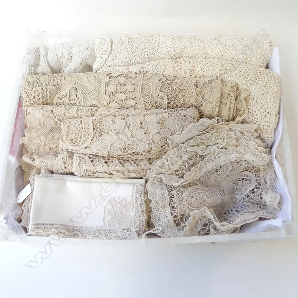 TRAY OF CROCHETED TABLECLOTHS /NAPKINS AND DOILIES Image 1++