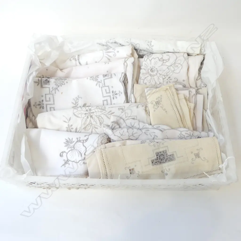 TRAY OF EMBROIDED LINEN TABLE CLOTH & SERVIETTES Image 1++